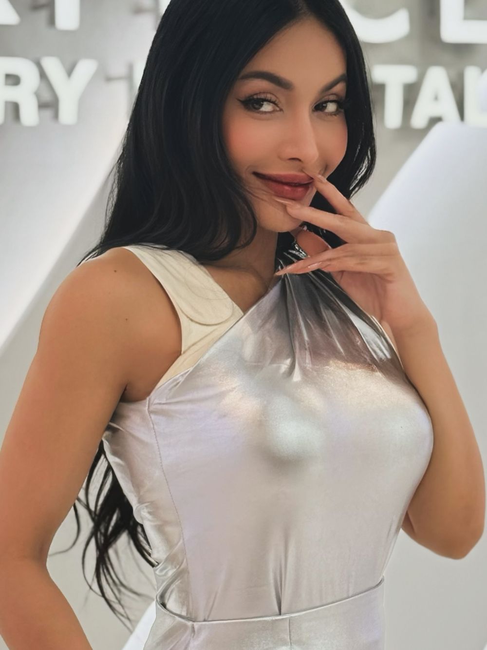 Kurang percaya diri dengan badannya, Denada kembali putuskan oplas dada, ini 9 potret terbarunya