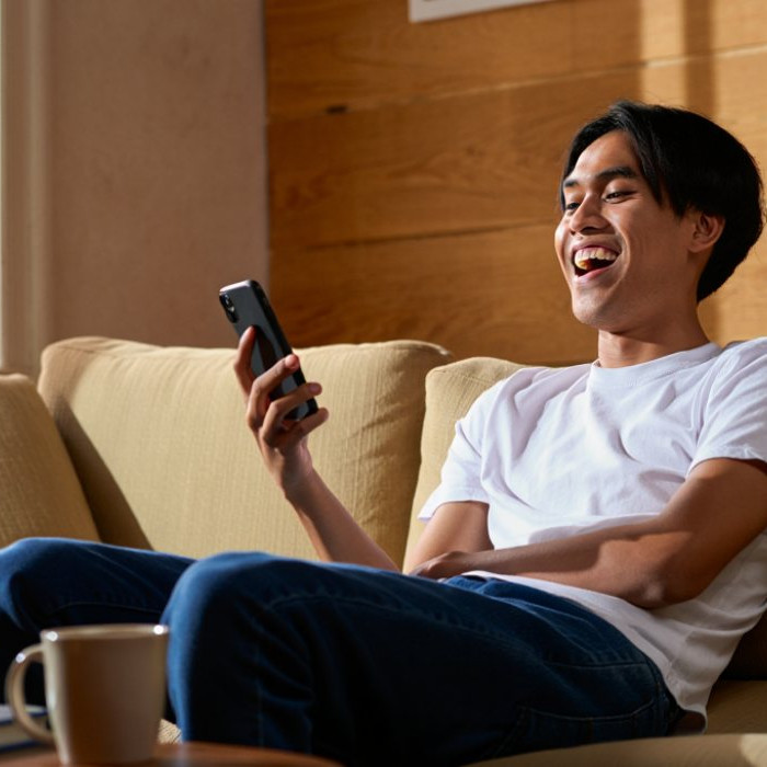 100 Gombalan lucu tapi manis yang bikin senyum sendiri saat chat