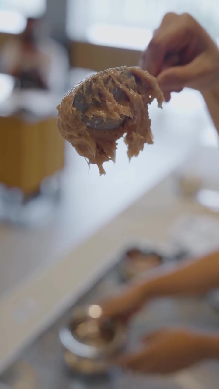 Jangan beri tepung jika ingin isian pangsit kenyal dan tak keras, cukup lakukan 1 langkah praktis ini 