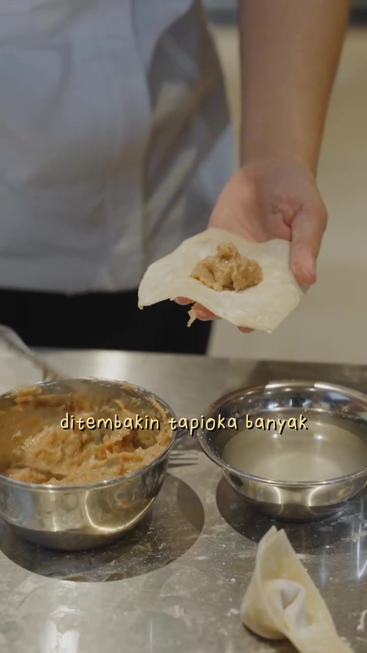 Jangan beri tepung jika ingin isian pangsit kenyal dan tak keras, cukup lakukan 1 langkah praktis ini 