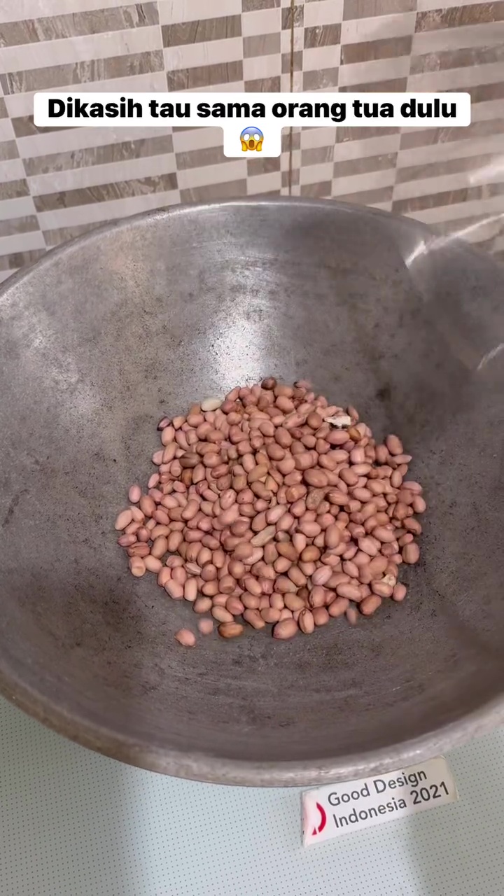 Wajib tahu! Ini trik sangrai kacang tanah agar cepat matang, lebih renyah, dan mudah dikupas kulitnya