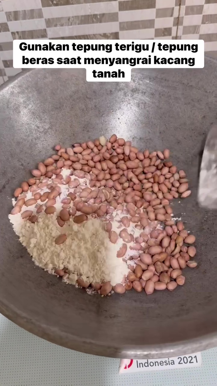 Wajib tahu! Ini trik sangrai kacang tanah agar cepat matang, lebih renyah, dan mudah dikupas kulitnya