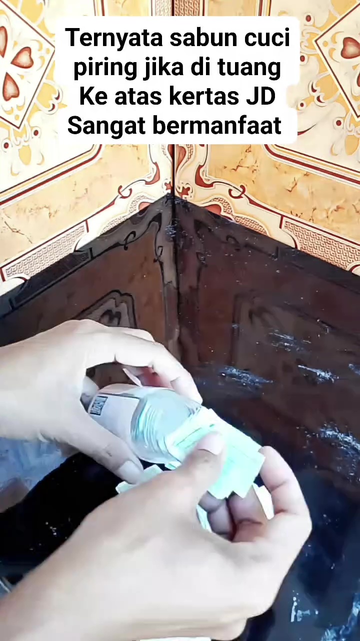 Tak perlu bawa stok sabun di botol, wanita ini bagikan trik praktis cuci perabot dapur saat bepergian