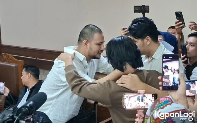 7 Potret pertemuan haru Ammar Zoni dengan keluarga saat di ruang sidang, peluk hangat dokter Kamelia 