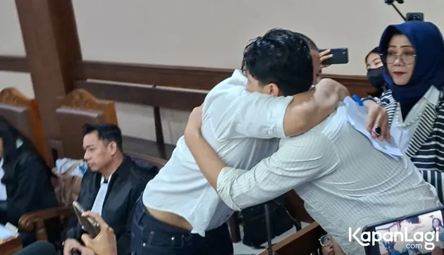 7 Potret pertemuan haru Ammar Zoni dengan keluarga saat di ruang sidang, peluk hangat dokter Kamelia 