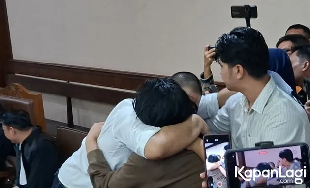 7 Potret pertemuan haru Ammar Zoni dengan keluarga saat di ruang sidang, peluk hangat dokter Kamelia 