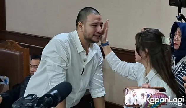 7 Potret pertemuan haru Ammar Zoni dengan keluarga saat di ruang sidang, peluk hangat dokter Kamelia 