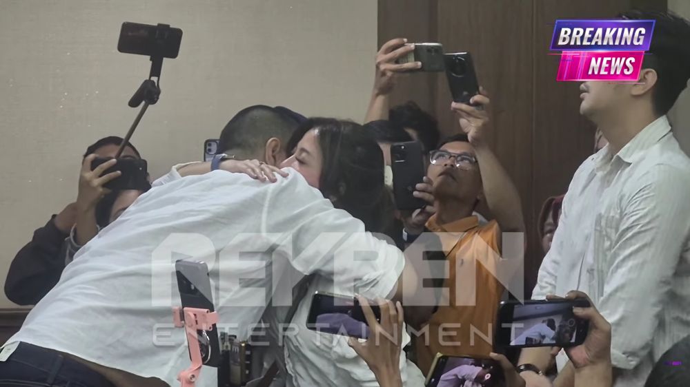 7 Potret pertemuan haru Ammar Zoni dengan keluarga saat di ruang sidang, peluk hangat dokter Kamelia 