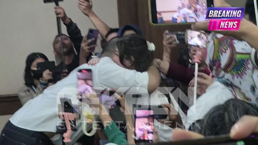 7 Potret pertemuan haru Ammar Zoni dengan keluarga saat di ruang sidang, peluk hangat dokter Kamelia 