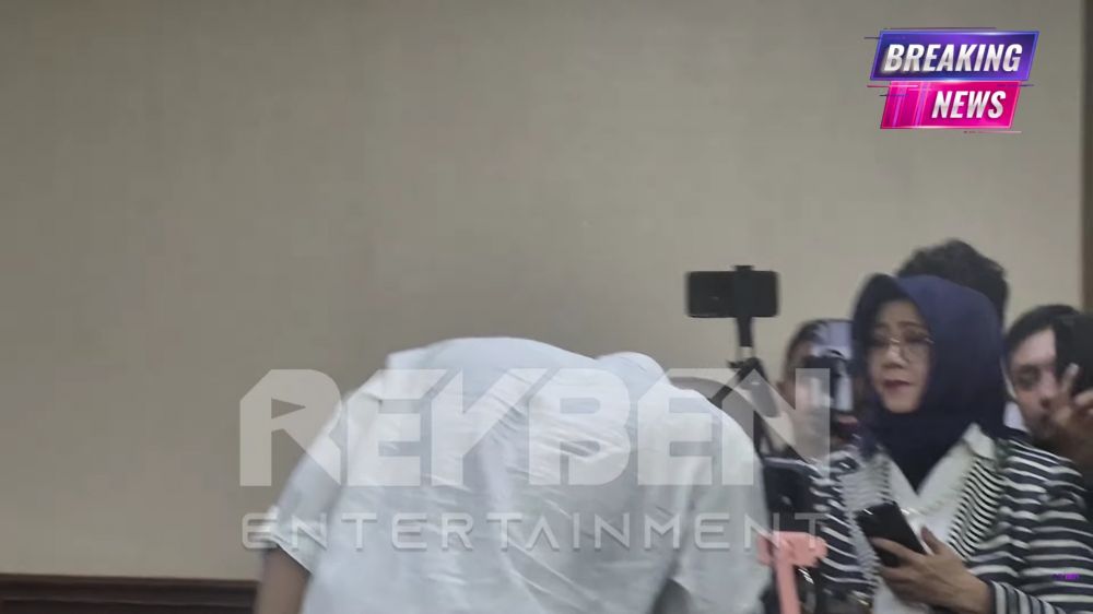 7 Potret pertemuan haru Ammar Zoni dengan keluarga saat di ruang sidang, peluk hangat dokter Kamelia 