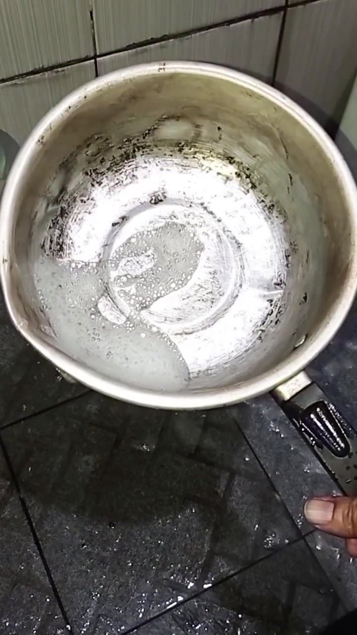 Cuma modal direndam, kerak gosong di dasar panci langsung hilang, kuncinya ada di 3 bahan dapur ini