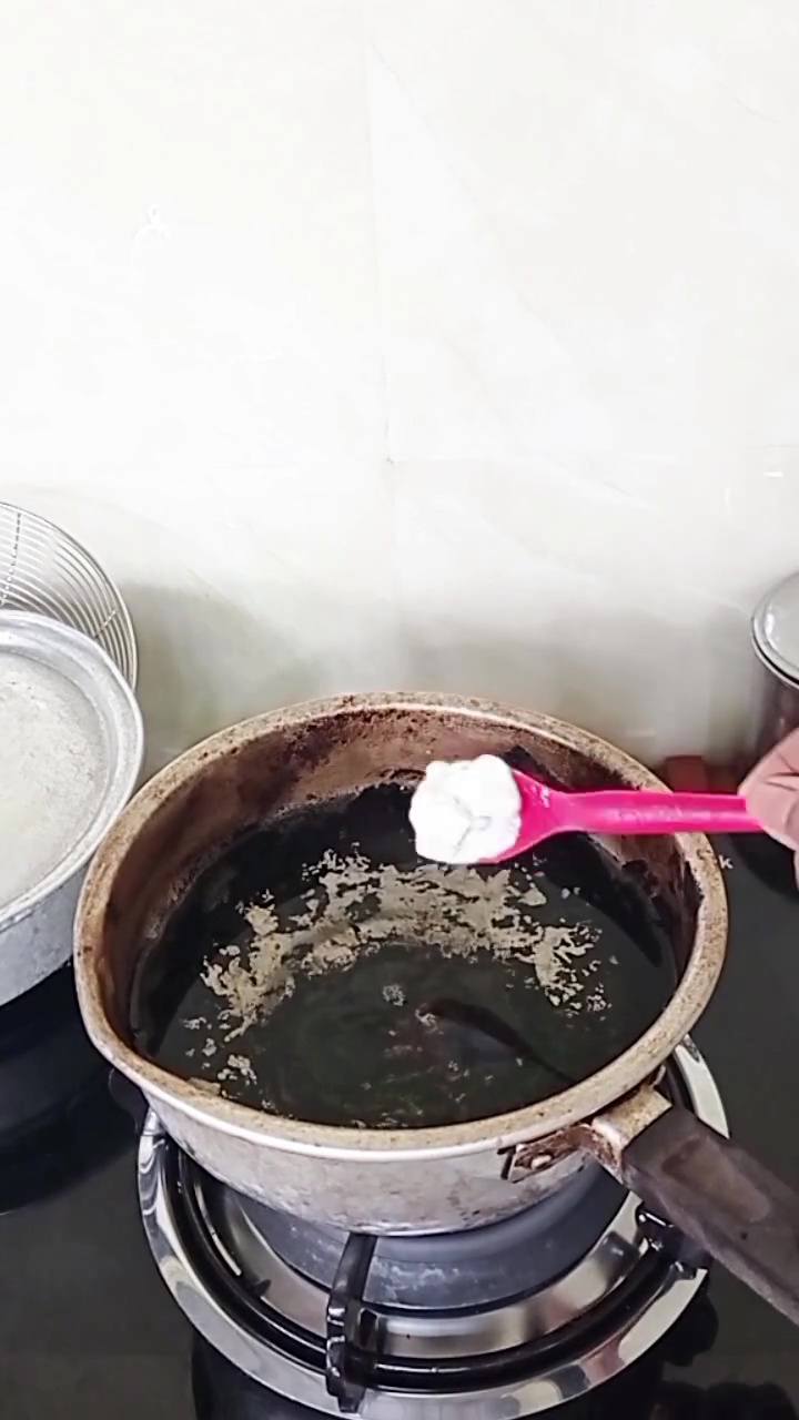 Cuma modal direndam, kerak gosong di dasar panci langsung hilang, kuncinya ada di 3 bahan dapur ini