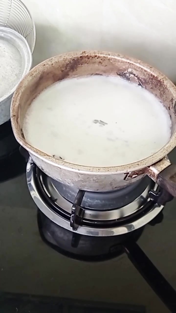 Cuma modal direndam, kerak gosong di dasar panci langsung hilang, kuncinya ada di 3 bahan dapur ini