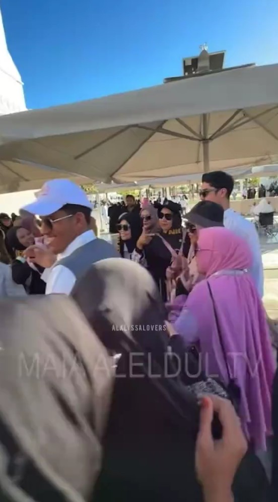 7 Potret emak-emak heboh minta foto Al Ghazali saat umrah, sikap El Rumi bikin ngakak