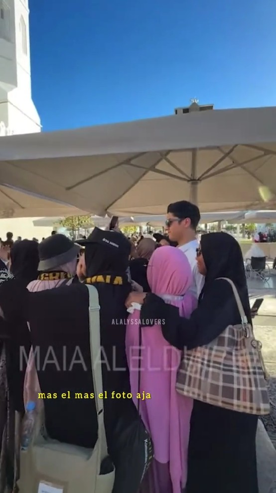 7 Potret emak-emak heboh minta foto Al Ghazali saat umrah, sikap El Rumi bikin ngakak