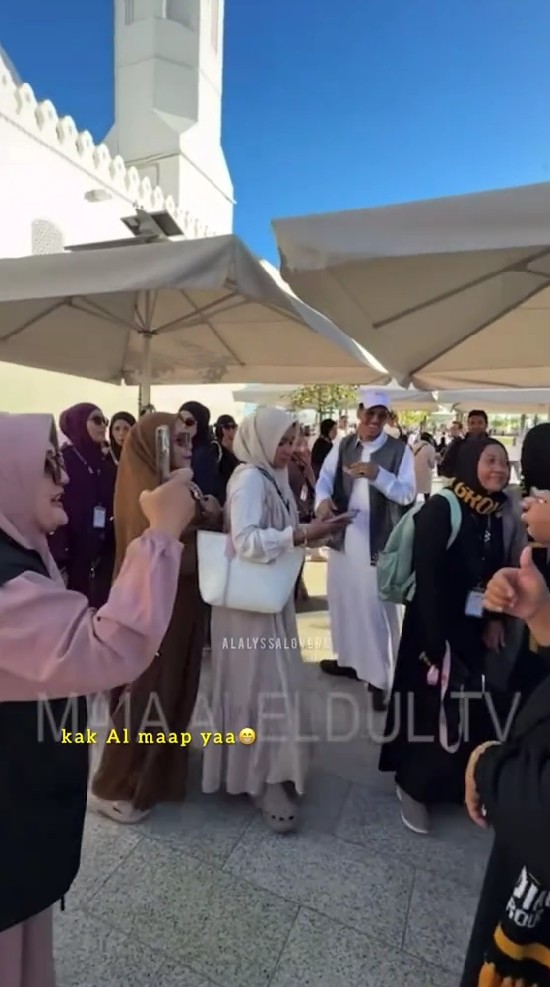 7 Potret emak-emak heboh minta foto Al Ghazali saat umrah, sikap El Rumi bikin ngakak