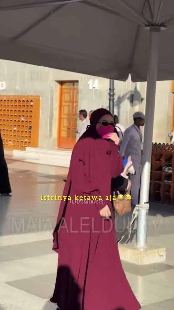 7 Potret emak-emak heboh minta foto Al Ghazali saat umrah, sikap El Rumi bikin ngakak