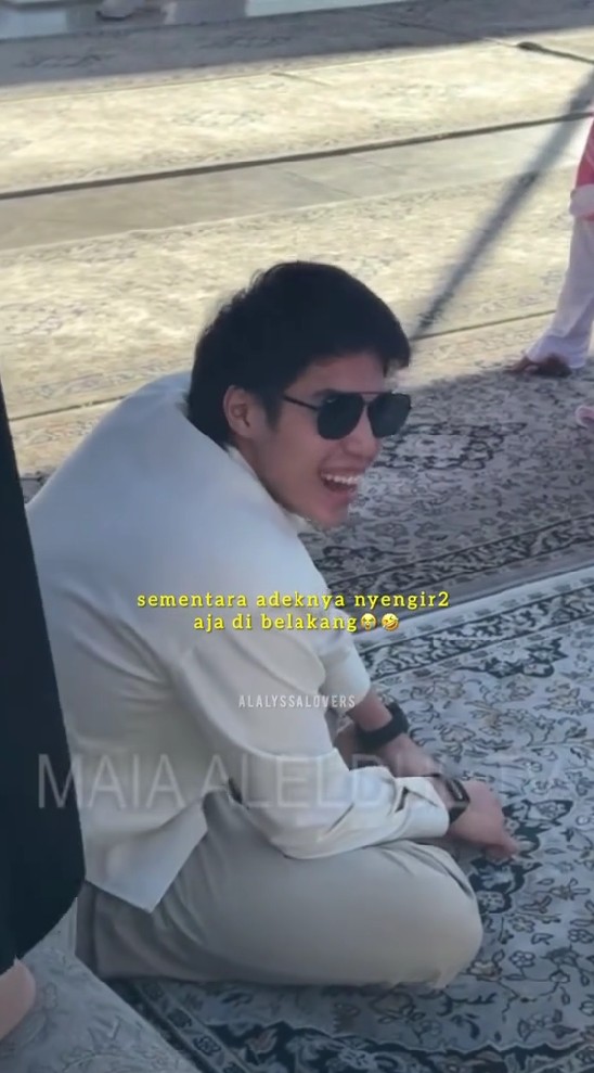 7 Potret emak-emak heboh minta foto Al Ghazali saat umrah, sikap El Rumi bikin ngakak