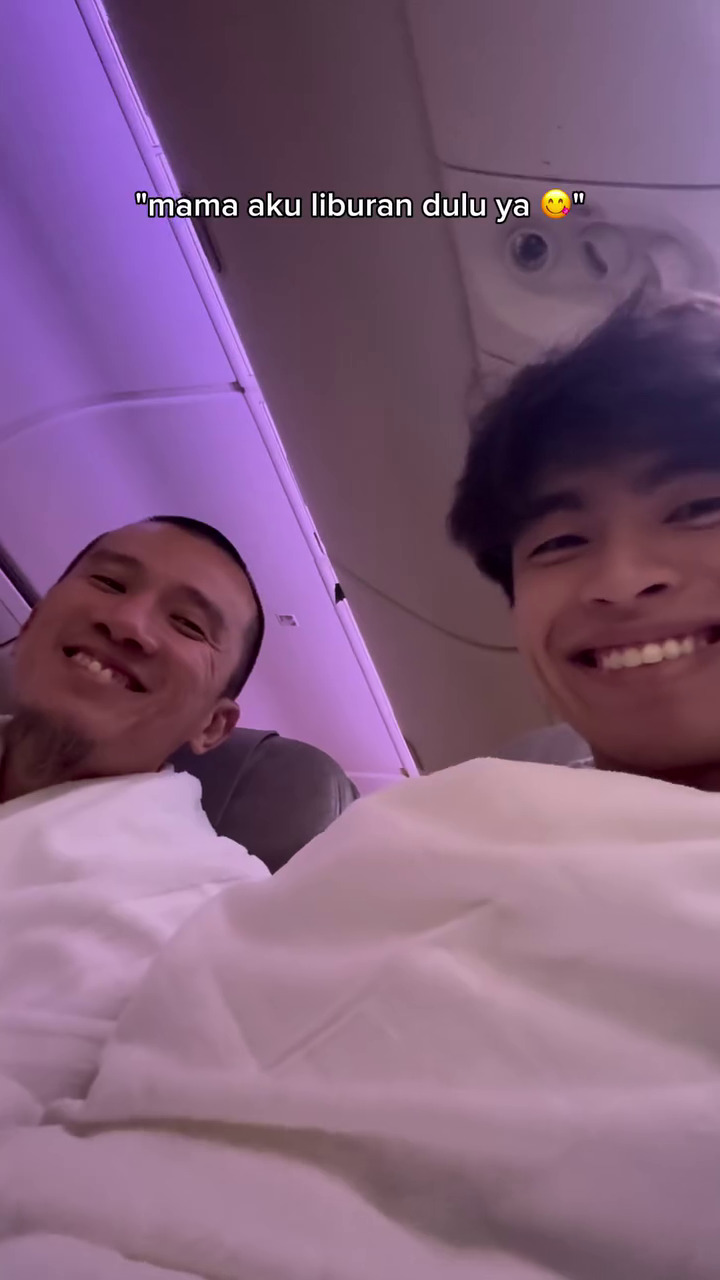 Mualaf delapan bulan lalu, ini 9 potret Steven Wongso umrah perdana ditemani Ustaz Felix Siauw