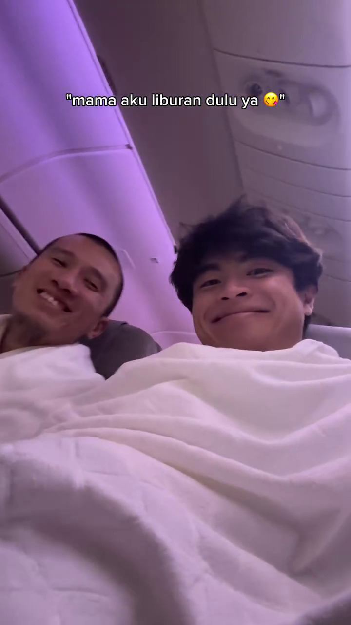 Mualaf delapan bulan lalu, ini 9 potret Steven Wongso umrah perdana ditemani Ustaz Felix Siauw