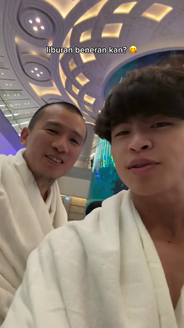 Mualaf delapan bulan lalu, ini 9 potret Steven Wongso umrah perdana ditemani Ustaz Felix Siauw