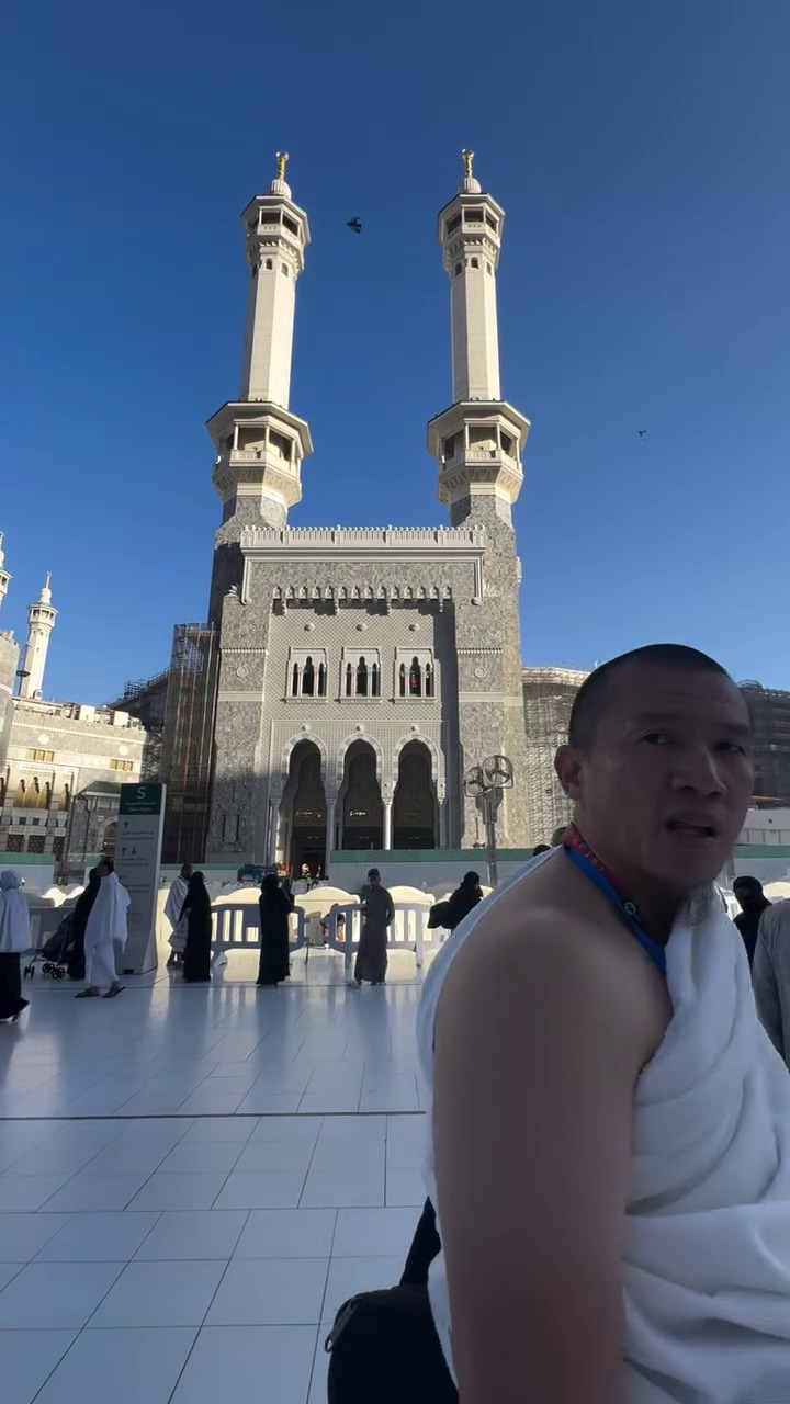 Mualaf delapan bulan lalu, ini 9 potret Steven Wongso umrah perdana ditemani Ustaz Felix Siauw
