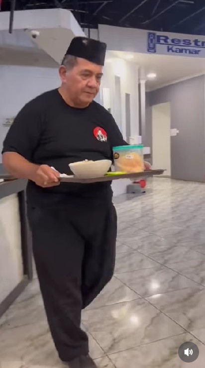 Dulu bintang lenong rumpi, Harry De Fretes kini banting stir jualan bubur ayam, 9 potret terbarunya