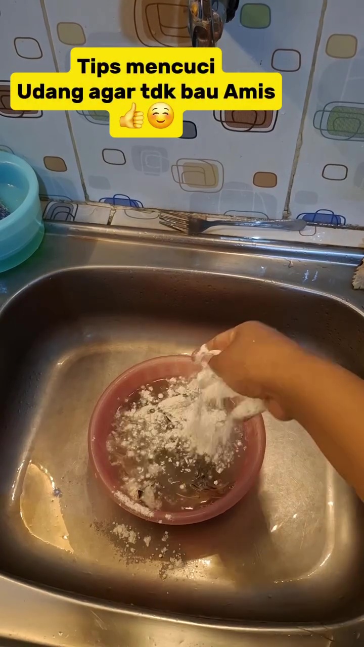 Kehabisan stok cuka dan jeruk nipis untuk basmi bau amis di udang? Coba ganti dengan 1 bahan dapur ini