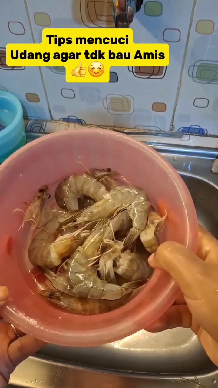 Kehabisan stok cuka dan jeruk nipis untuk basmi bau amis di udang? Coba ganti dengan 1 bahan dapur ini