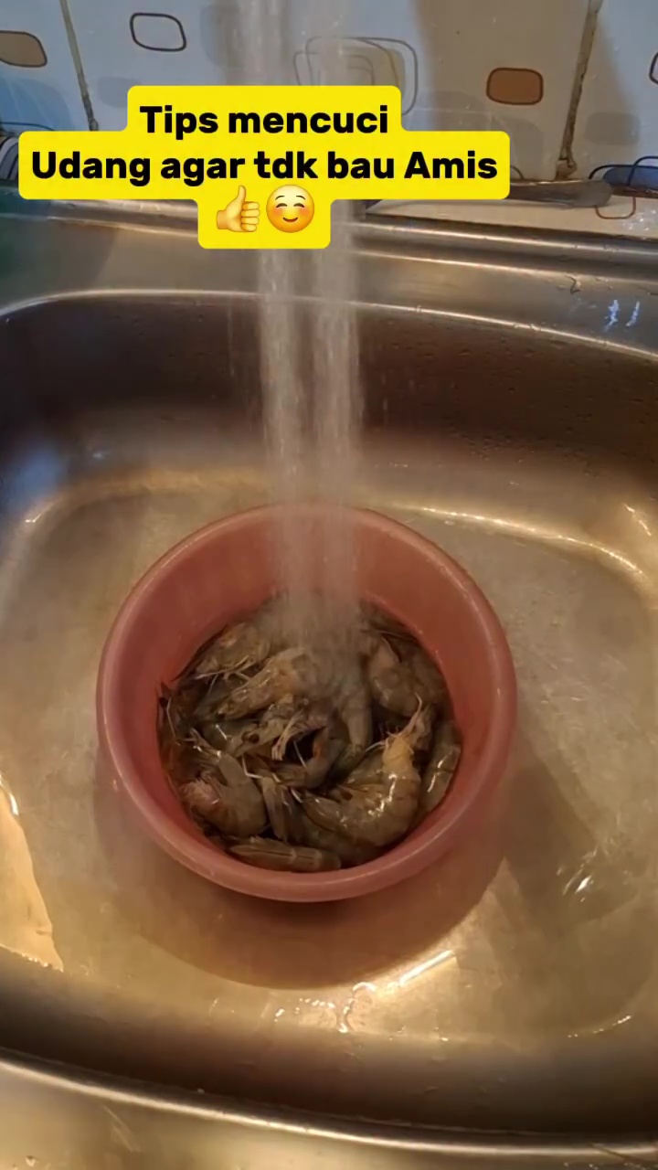 Kehabisan stok cuka dan jeruk nipis untuk basmi bau amis di udang? Coba ganti dengan 1 bahan dapur ini