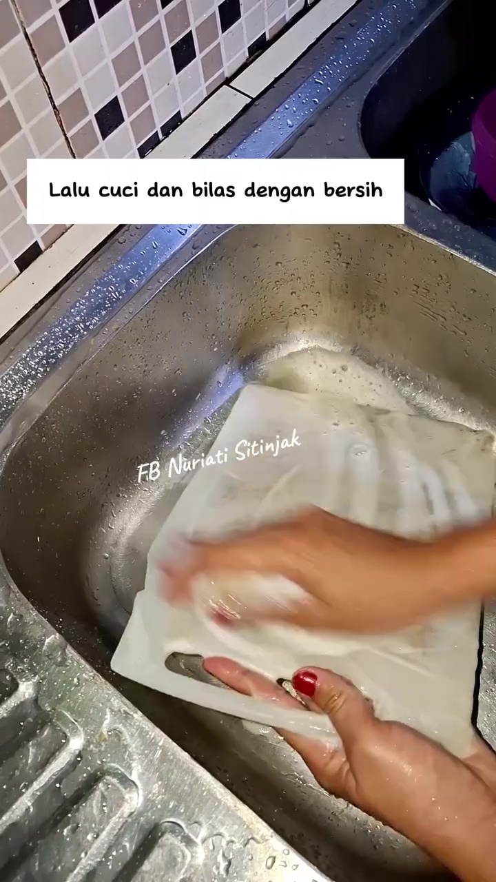 Ingin mengubah talenan plastik  menghitam jadi cerah lagi seperti baru? Coba pakai trik jitu ini