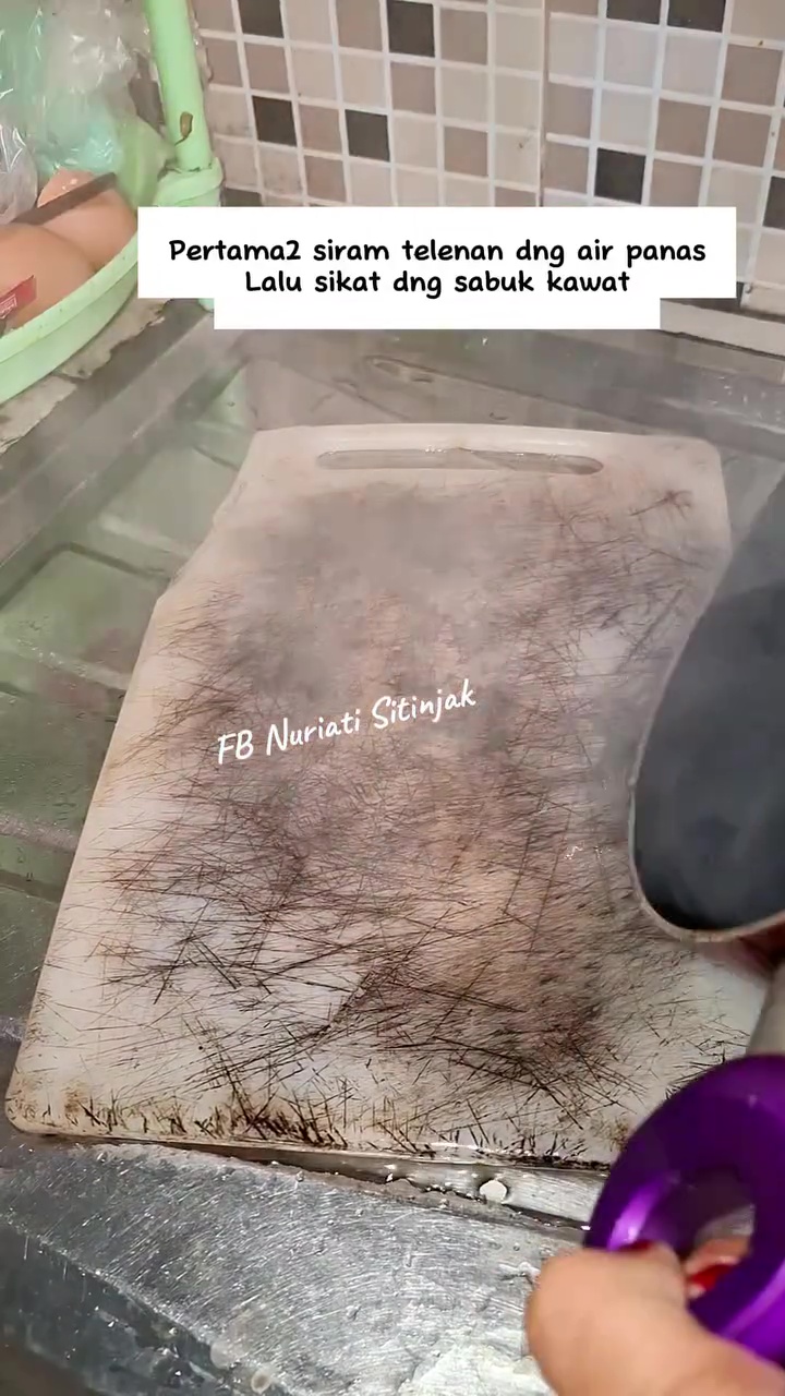 Ingin mengubah talenan plastik  menghitam jadi cerah lagi seperti baru? Coba pakai trik jitu ini