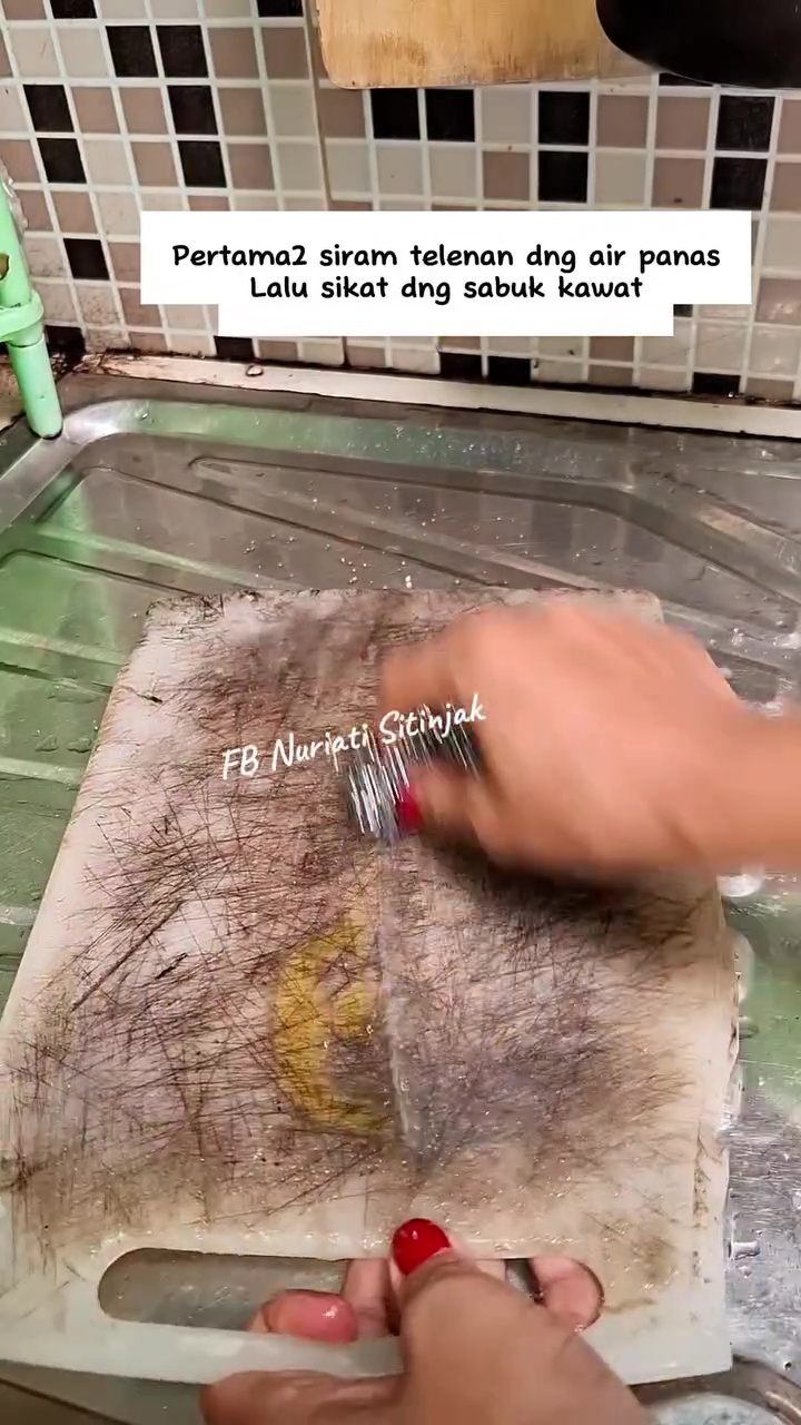 Ingin mengubah talenan plastik  menghitam jadi cerah lagi seperti baru? Coba pakai trik jitu ini