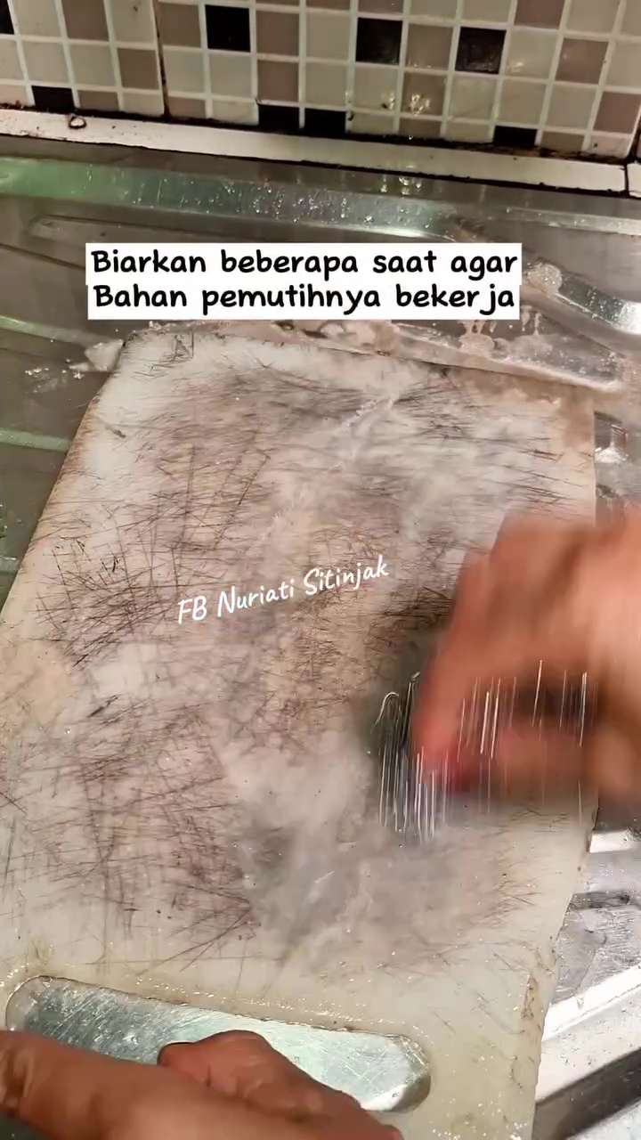 Ingin mengubah talenan plastik  menghitam jadi cerah lagi seperti baru? Coba pakai trik jitu ini