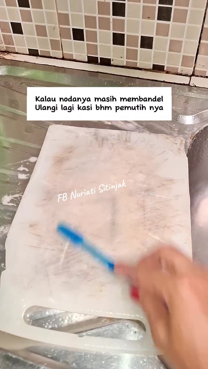 Ingin mengubah talenan plastik  menghitam jadi cerah lagi seperti baru? Coba pakai trik jitu ini