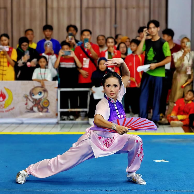 Jadi atlet di usia 50 tahun, ini 9 potret Krisdayanti kembali raih emas di kejurnas wushu