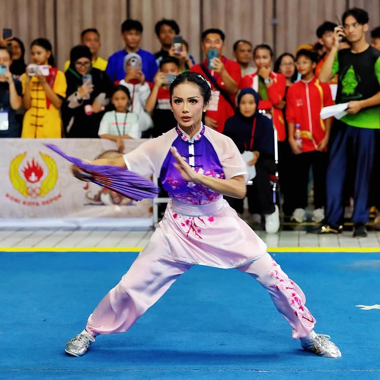 Jadi atlet di usia 50 tahun, ini 9 potret Krisdayanti kembali raih emas di kejurnas wushu