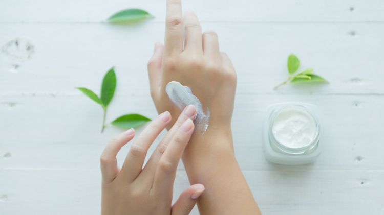 Trik bikin hand cream sendiri pakai 2 minyak ini bikin tangan kering dan kusam jadi auto lembut