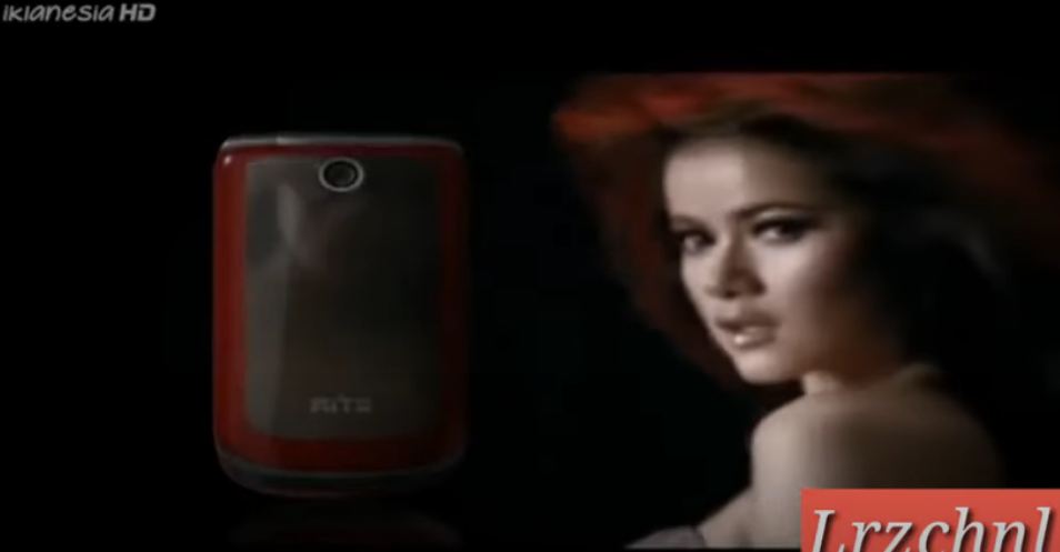 Intip 9 potret jadul seleb saat jadi bintang iklan HP lawas, Agnez Mo tampil dengan rambut bob