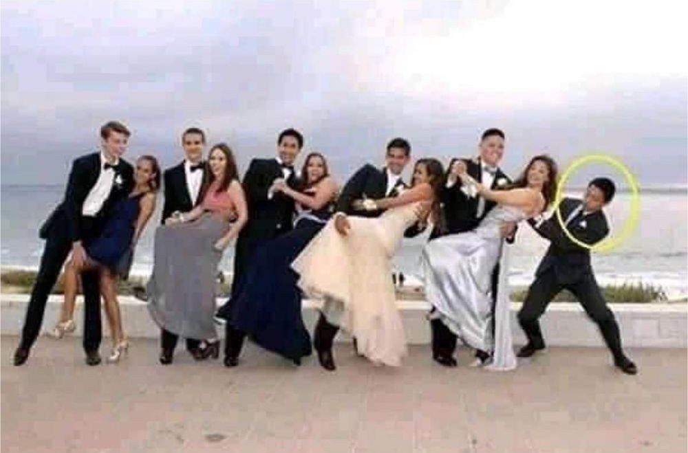 Sabar banget, 11 potret kocak jomblo jadi 'obat nyamuk' pas temen lagi kencan ini bikin senyum getir