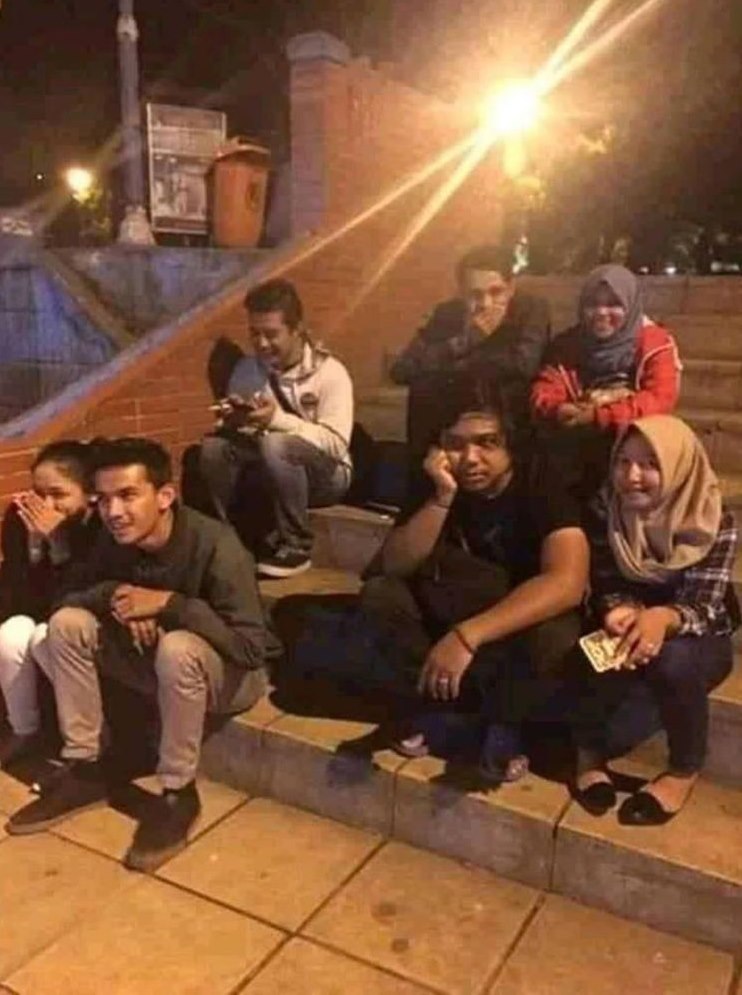 Sabar banget, 11 potret kocak jomblo jadi 'obat nyamuk' pas temen lagi kencan ini bikin senyum getir