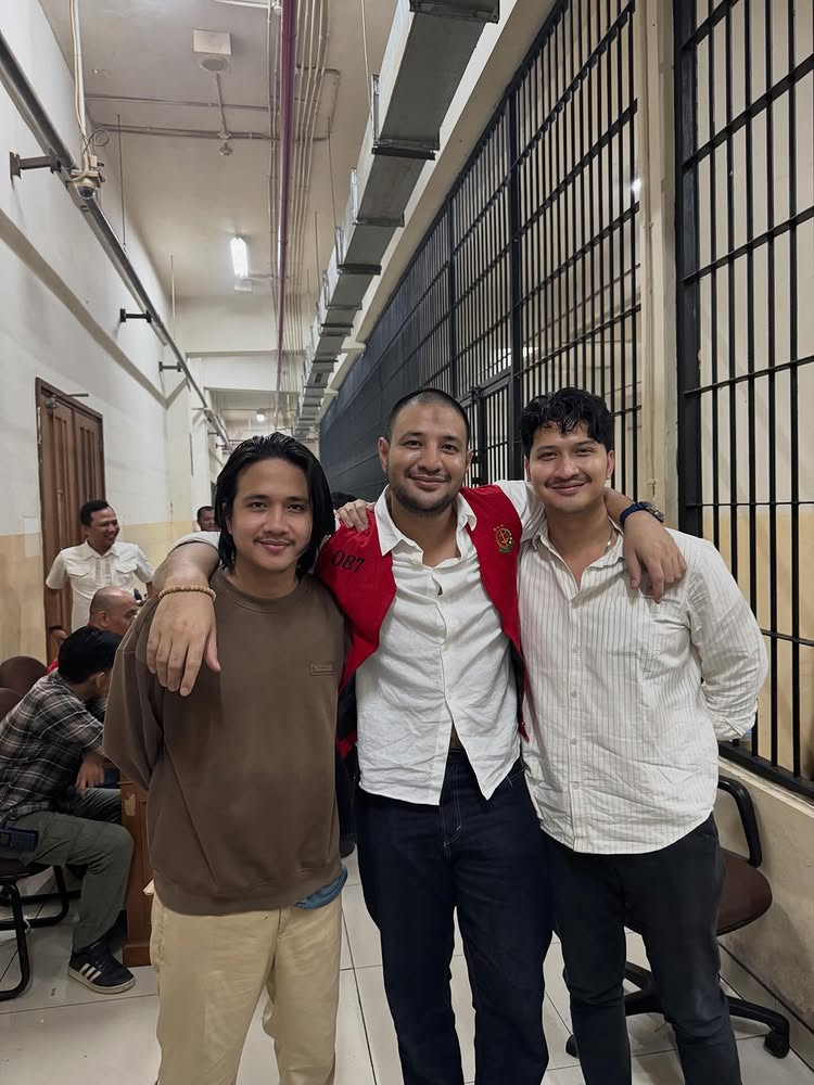 7 Potret bahagia Ammar Zoni saat bertemu kedua adiknya, akhirnya bisa foto bersama