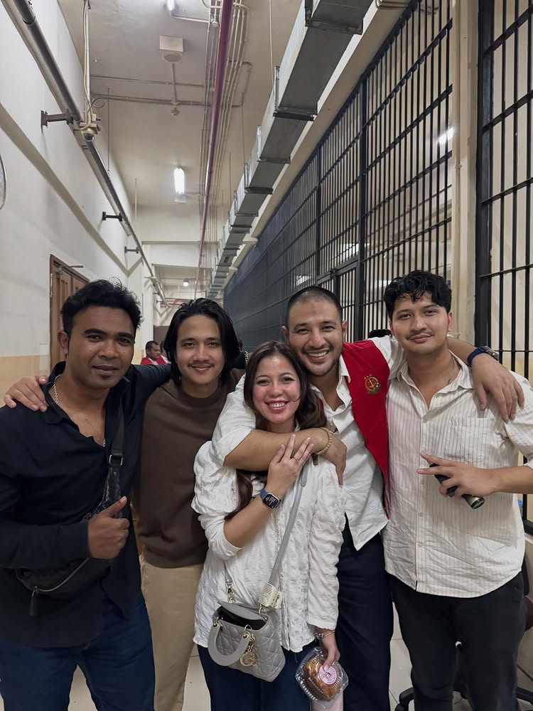 7 Potret bahagia Ammar Zoni saat bertemu kedua adiknya, akhirnya bisa foto bersama