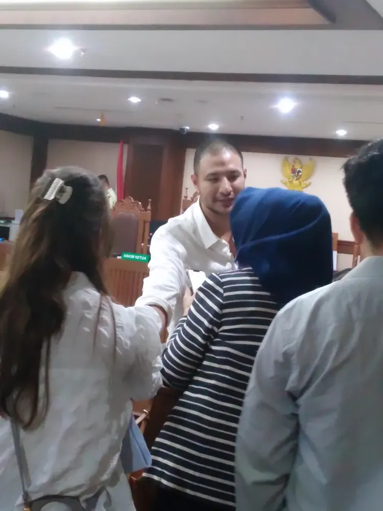 7 Potret bahagia Ammar Zoni saat bertemu kedua adiknya, akhirnya bisa foto bersama