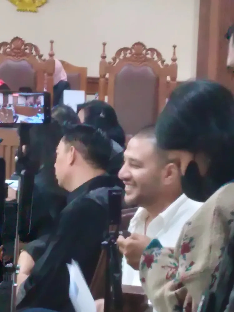 7 Potret bahagia Ammar Zoni saat bertemu kedua adiknya, akhirnya bisa foto bersama