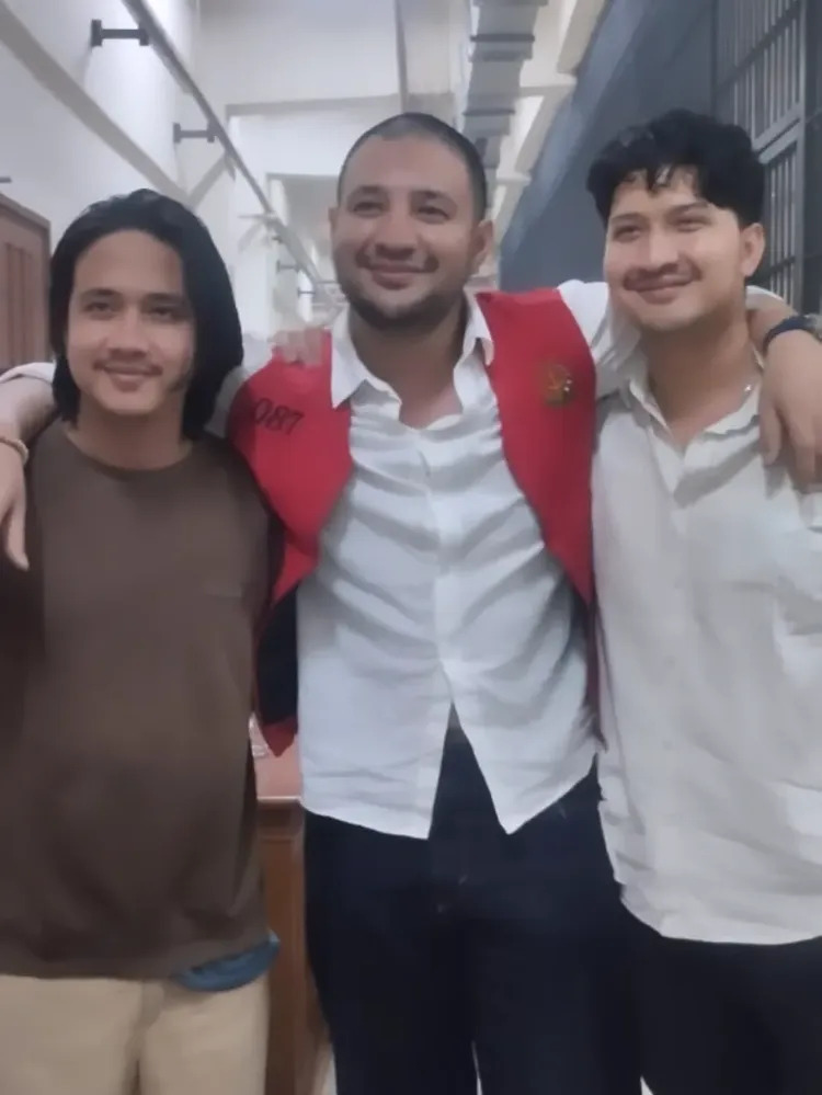 7 Potret bahagia Ammar Zoni saat bertemu kedua adiknya, akhirnya bisa foto bersama