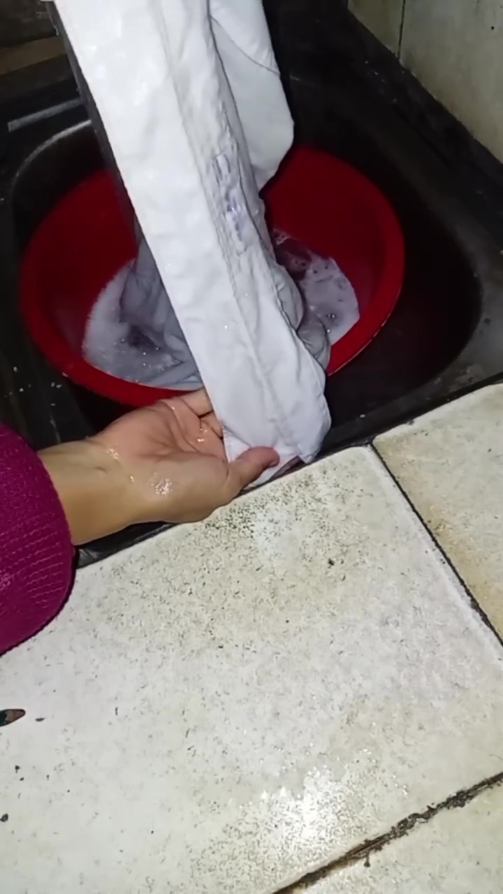 Noda keringat di kerah baju bisa hilang tanpa pemutih, rahasianya cuma pakai 1 bahan dapur ini