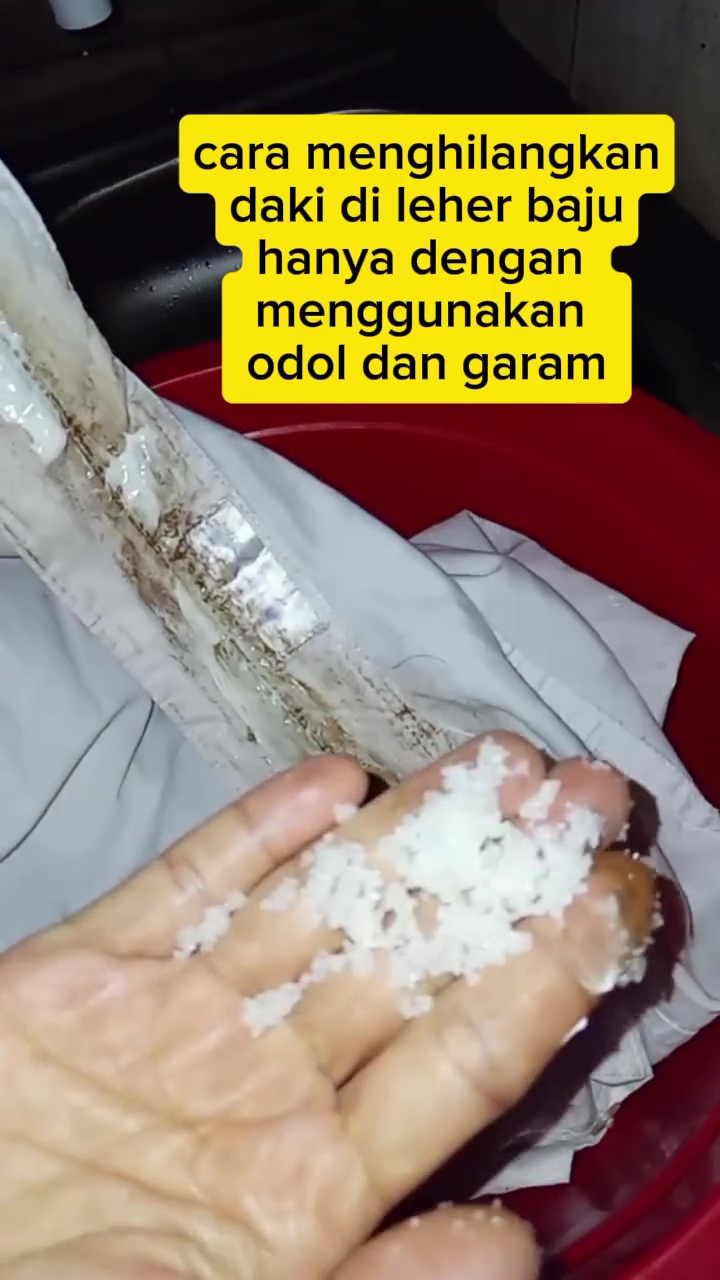 Noda keringat di kerah baju bisa hilang tanpa pemutih, rahasianya cuma pakai 1 bahan dapur ini