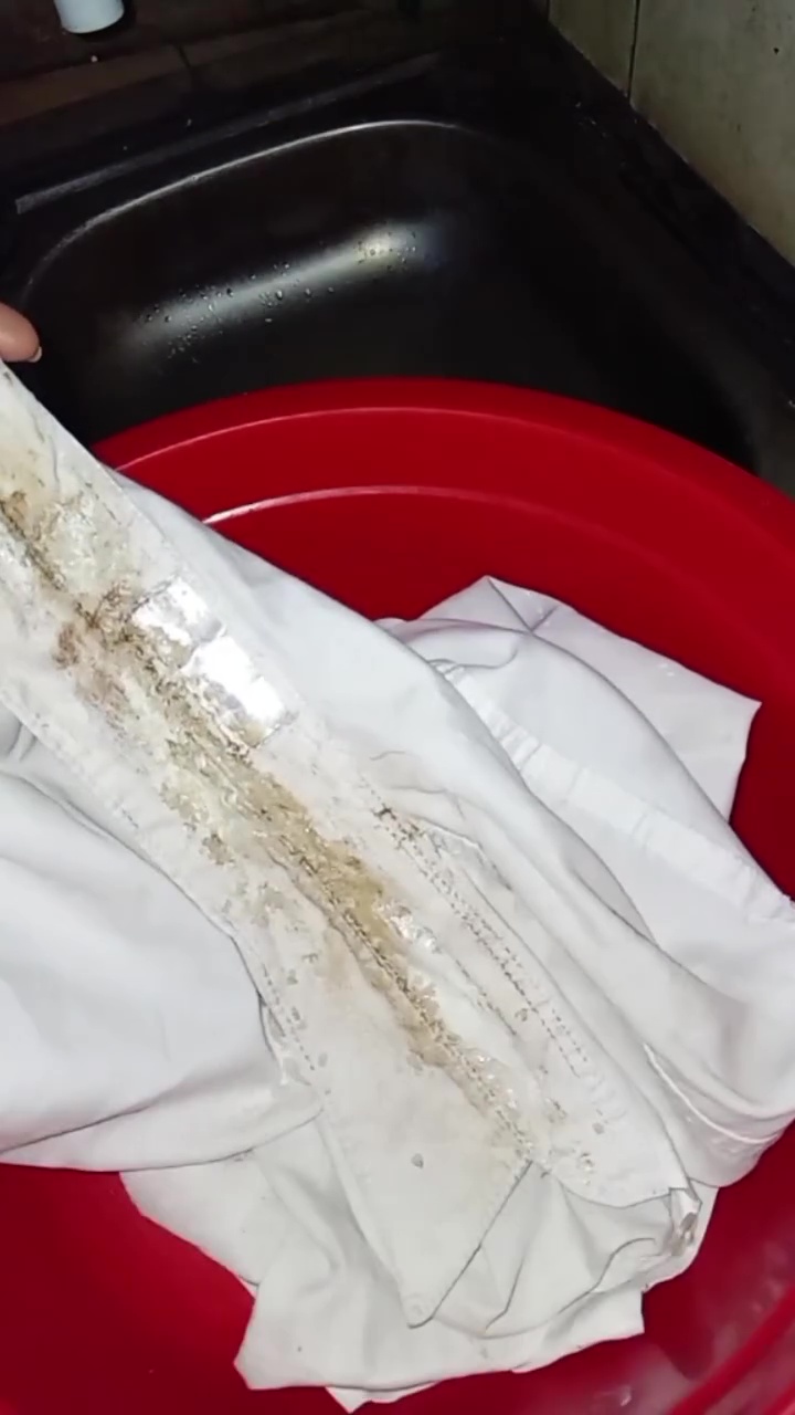 Noda keringat di kerah baju bisa hilang tanpa pemutih, rahasianya cuma pakai 1 bahan dapur ini