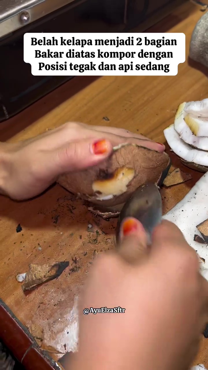 Tak perlu dikupas lagi, ini cara mudah melepas batok kelapa dari dagingnya biar tanpa pisau